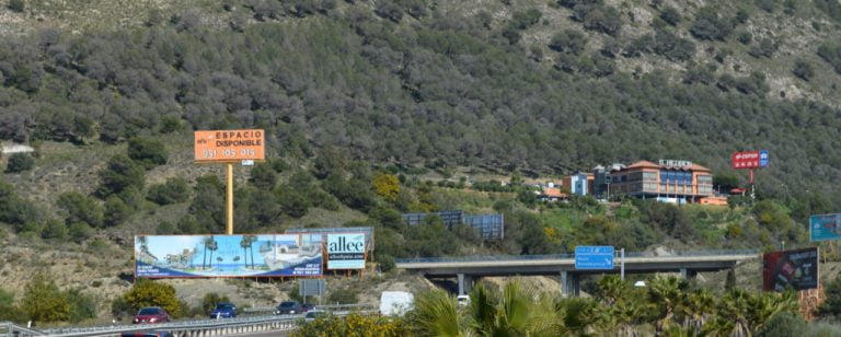 Monoposte publicitario en carretera