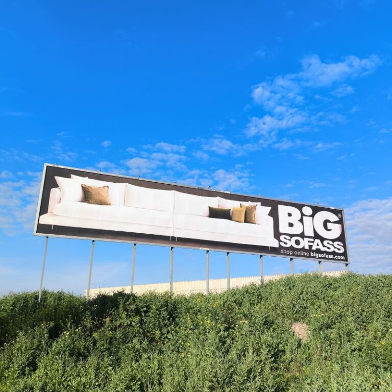 Valla publicitaria visible desde la autovía